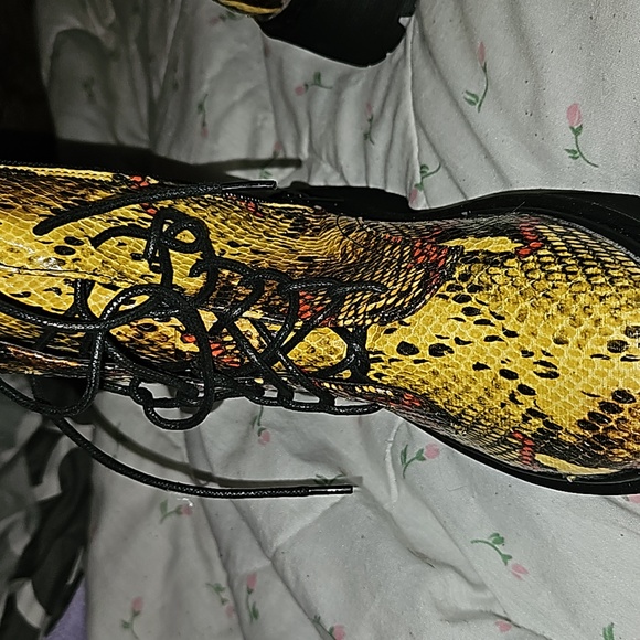 Shoe - Picture 4 of 4